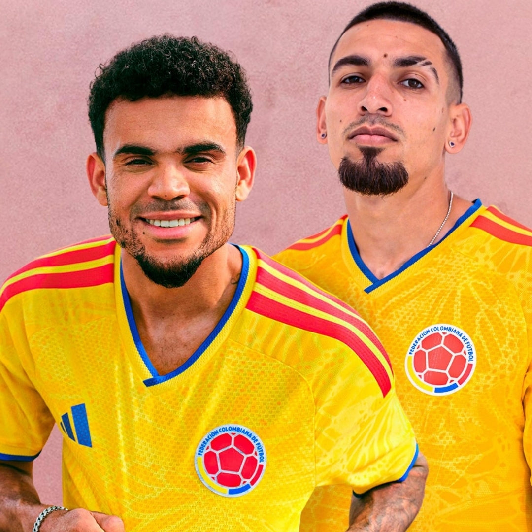 Jugadores con la camiseta local de Colombia, diseño amarillo, detalles rojos y escudo.