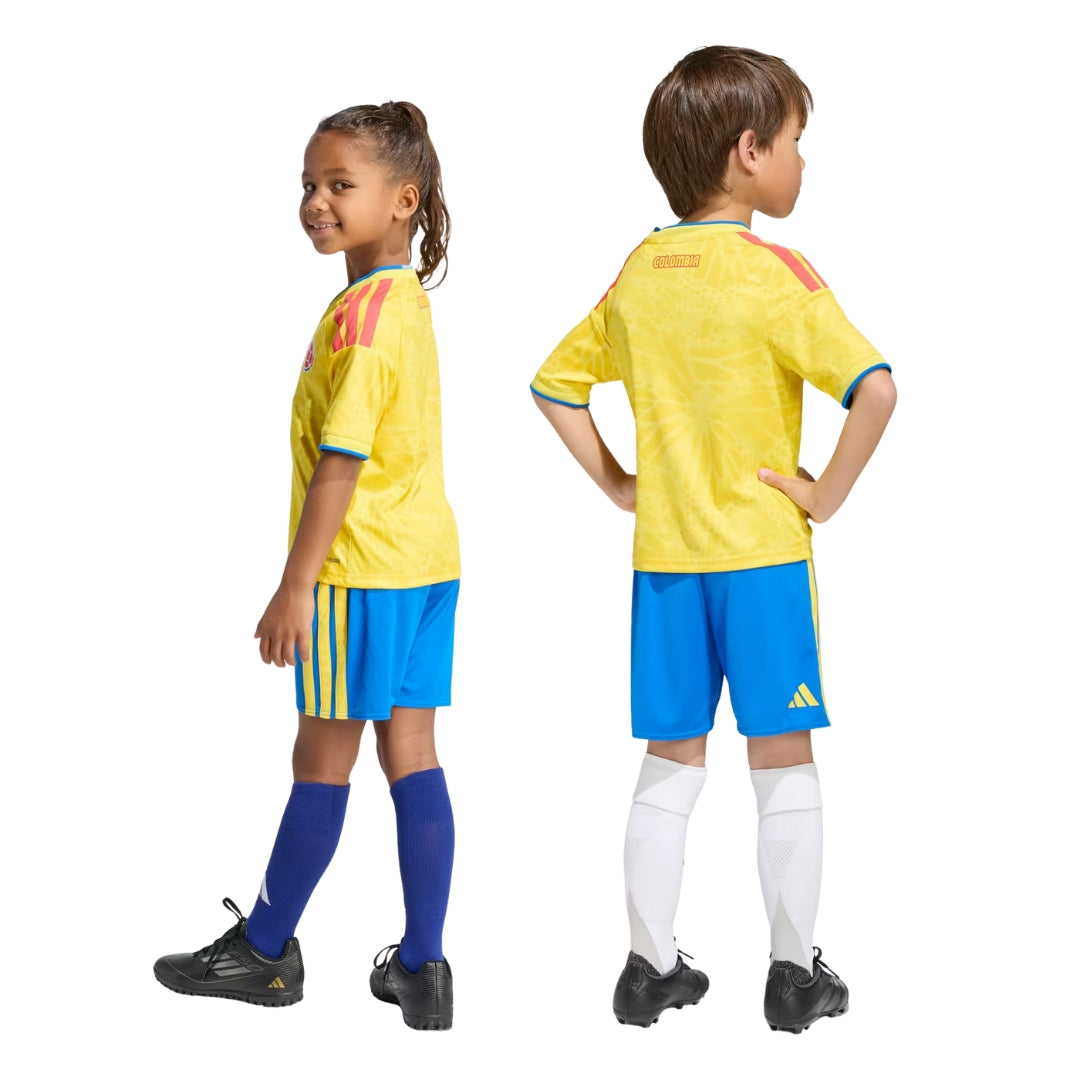 Niños con uniforme de fútbol Colombia 2026, camiseta amarilla y shorts azules, Reino del Futbol