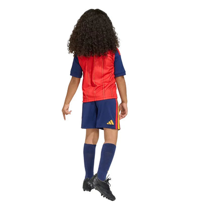 Niño con conjunto primera equipación España 2026, camiseta roja y pantalón azul, Reino del Futbol