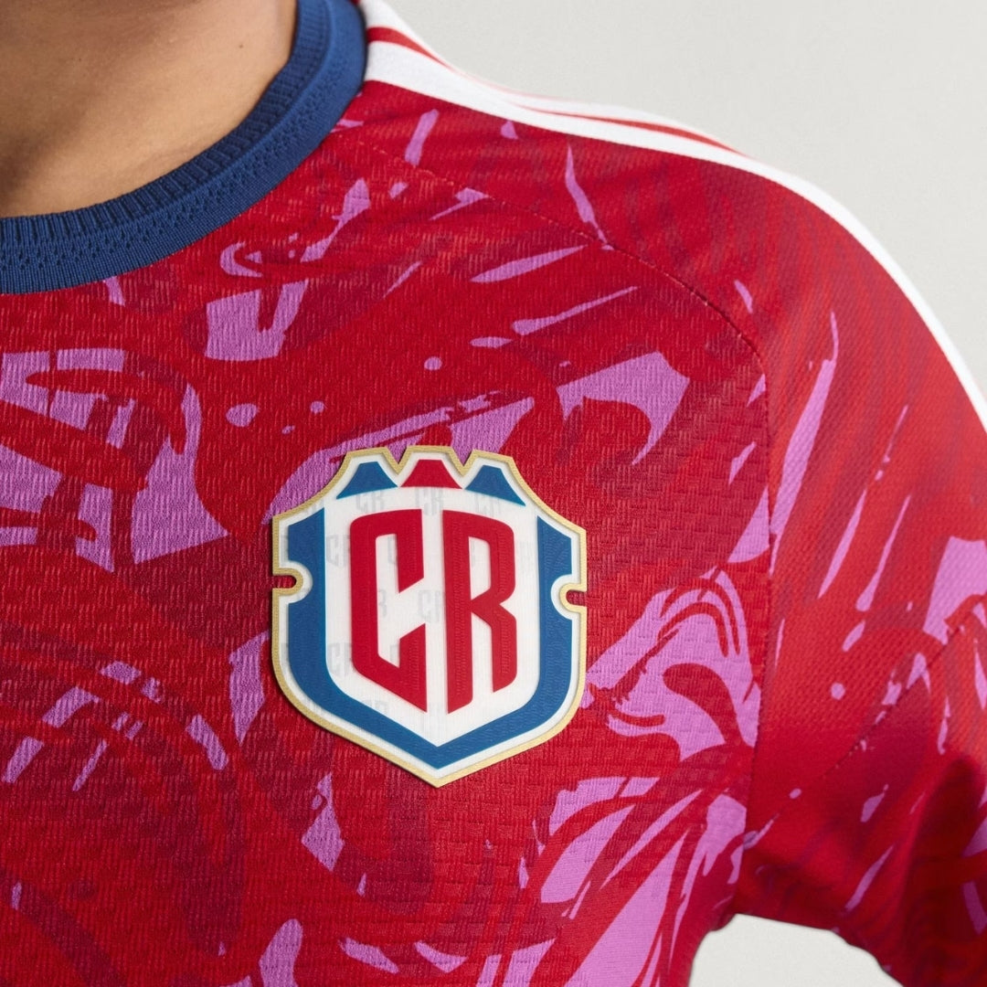 Detalle de camiseta local Costa Rica 2024 rojo con escudo CR, Reino del Futbol