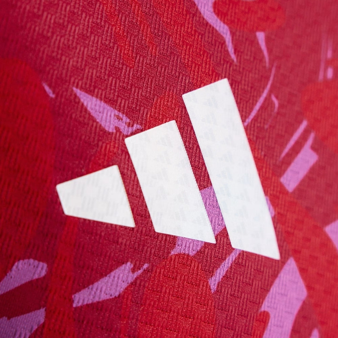 Detalle del logo Adidas en camiseta roja Costa Rica, Reino del Futbol