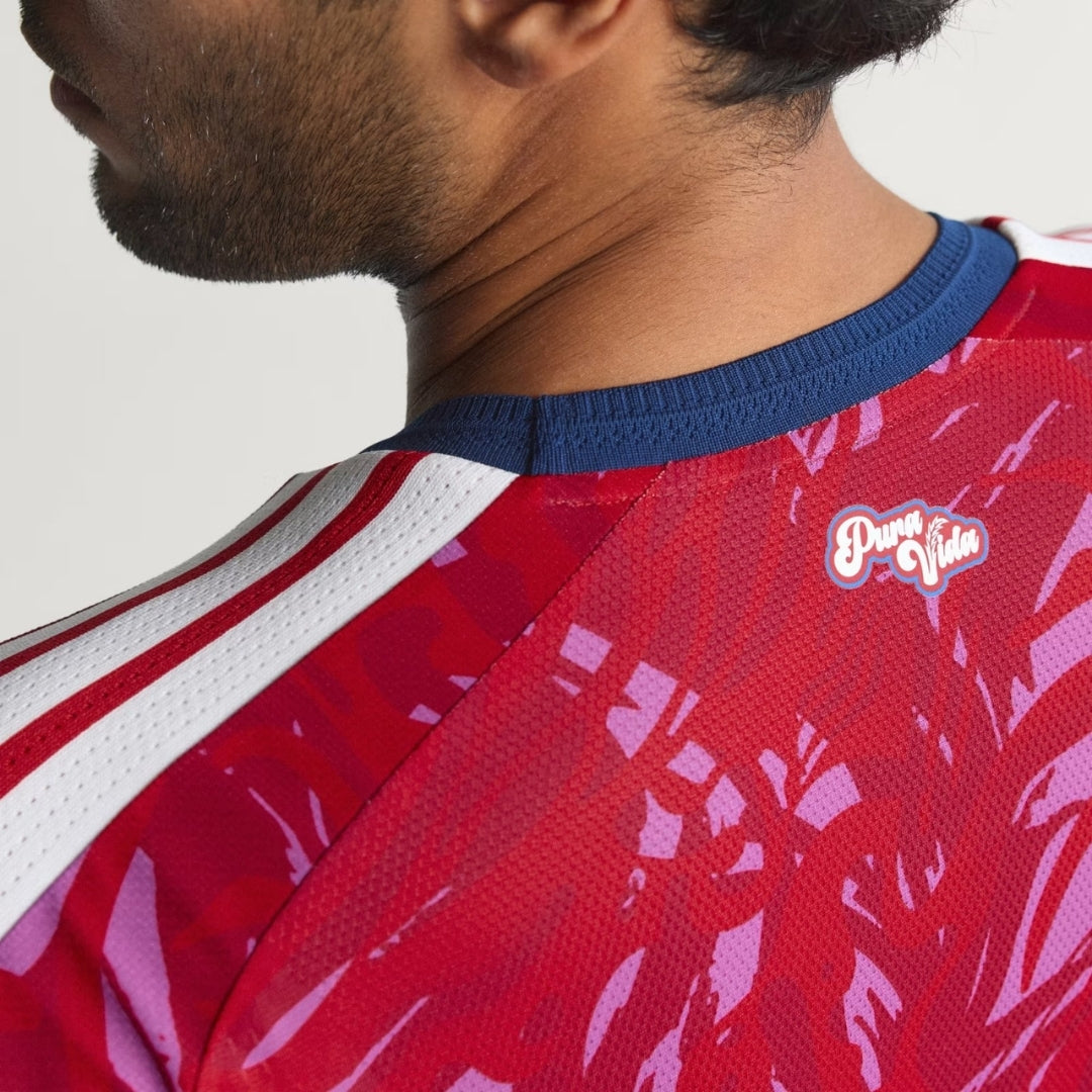 Detalle camiseta Costa Rica local roja con logo Pura Vida, Reino del Futbol