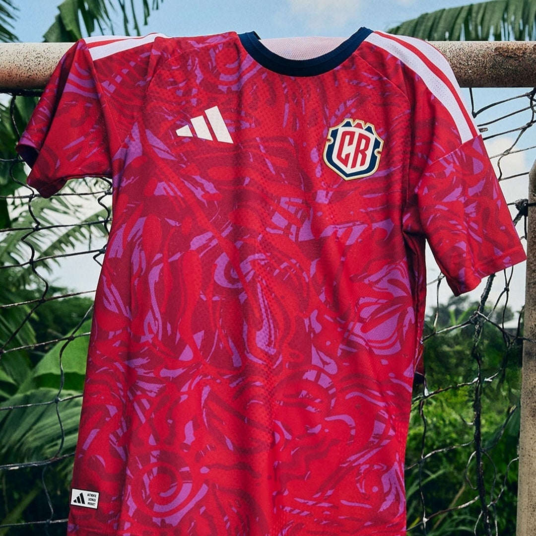 Camiseta local de fútbol Costa Rica 2024 color rojo colgada en portería, Reino del Futbol