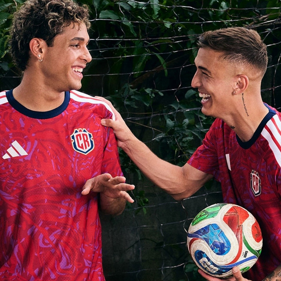 Jugadores con camiseta local Costa Rica 2024 Reino del Futbol, balón de fútbol y fondo natural