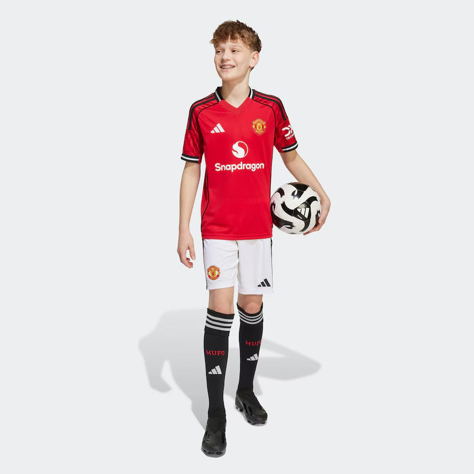 CAMISETA Y PANTALONES CORTOS PARA NIÑO MANCHESTER UNITED HOME 25/26 - CON MEDIAS