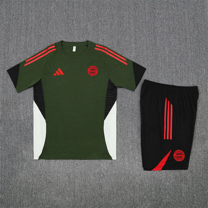 CAMISETA Y PANTALONES CORTOS PARA NIÑO BAYERN 25/26