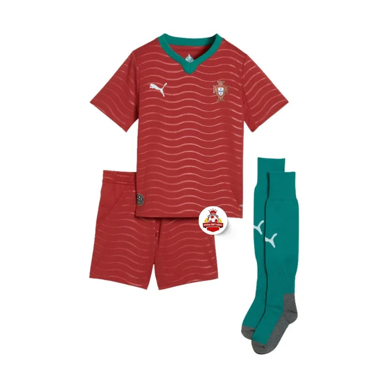 Conjunto uniforme fútbol Portugal niño con camiseta roja, shorts y medias verdes, Reino del Futbol