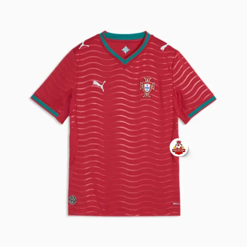 Camiseta de fútbol roja de Portugal con logo y detalles verdes, Reino del Futbol.