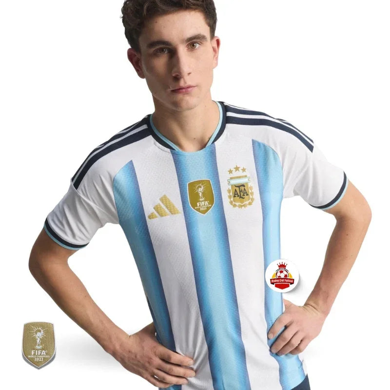 Joven con camiseta oficial de la selección Argentina, escudo AFA y logo FIFA 2022, Reino del Futbol