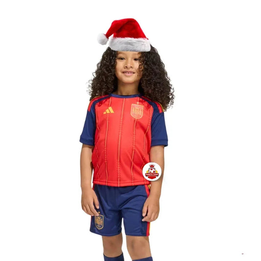 Niña con gorro de Navidad y uniforme España fútbol, fondo blanco, Reino del Futbol