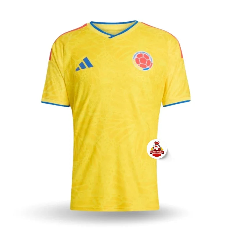 Camiseta selección Colombia 2024 amarilla Adidas, logo azul y escudo, Reino del Futbol