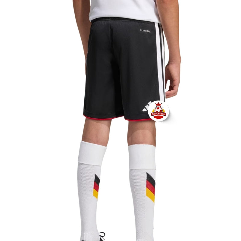 Niño con short negro Adidas, medias blancas con bandera de Alemania, Reino del Futbol