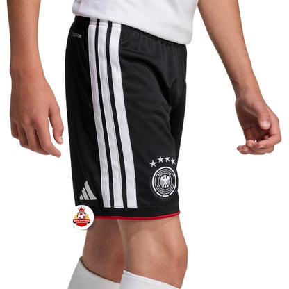 Shorts de fútbol Alemania negros con franjas blancas y escudo, tienda Reino del Futbol
