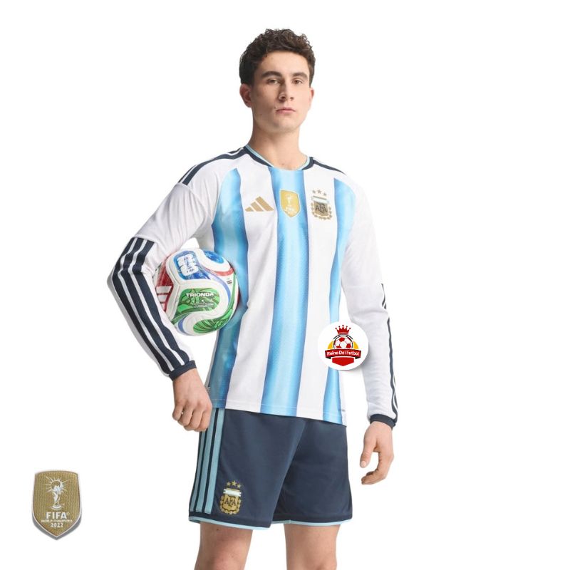 Jugador con camiseta Argentina, balón de fútbol, logo Reino del Futbol, fondo blanco