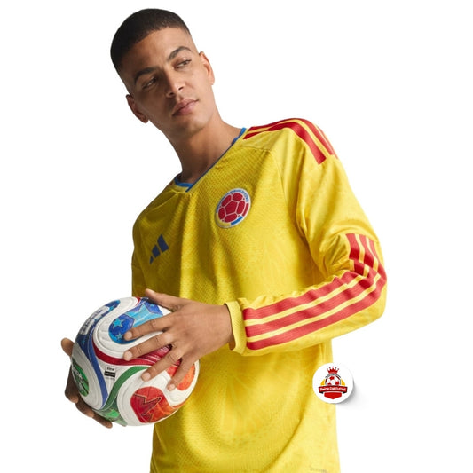 Jugador con camiseta amarilla de la selección Colombia sosteniendo balón de fútbol, Reino del Futbol