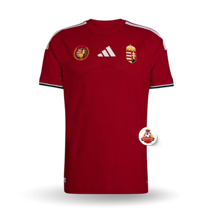 Camiseta roja de fútbol Hungría con escudo, logo adidas y detalles Reino del Futbol