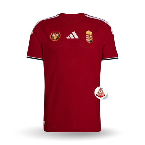 Camiseta roja de fútbol Hungría con escudo, logo adidas y detalles Reino del Futbol