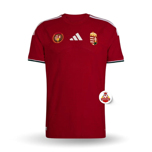 Camiseta roja de fútbol Hungría con escudo, logo adidas y detalles Reino del Futbol