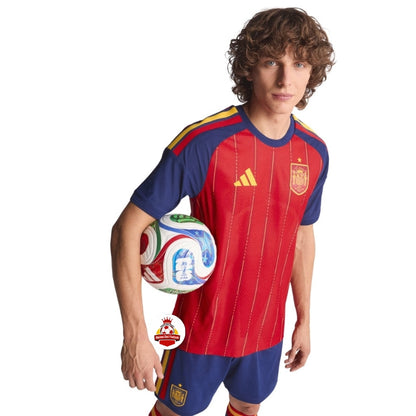 Jugador con camiseta Roja de España, balón de fútbol y logo Reino del Futbol