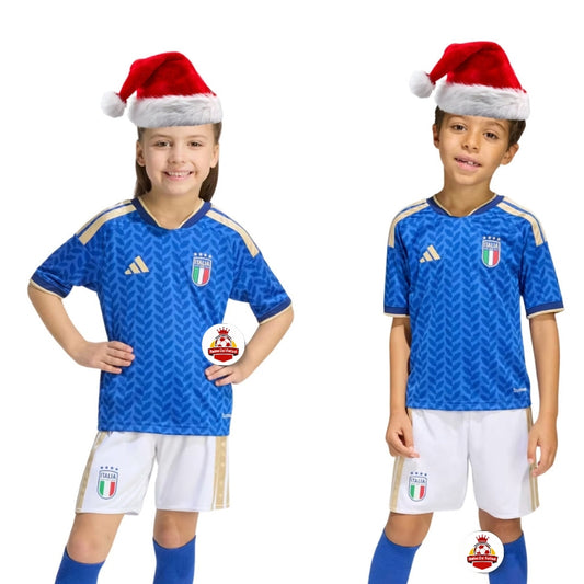 Niños con gorro de Navidad, uniforme Italia azul y blanco, Reino del Futbol