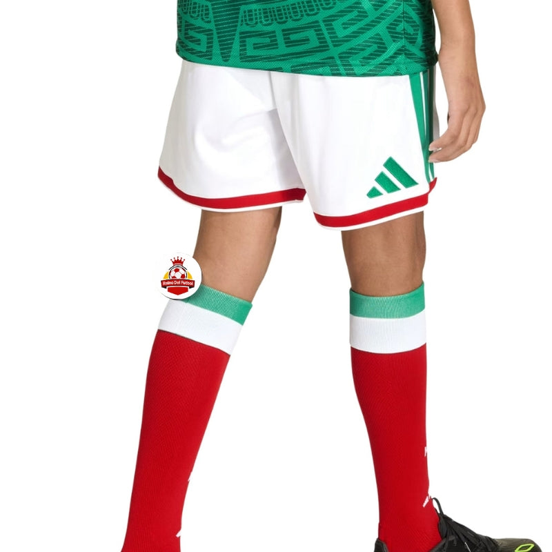 Niño con uniforme de futbol México, camiseta verde, shorts blancos, medias rojas, Reino del Futbol