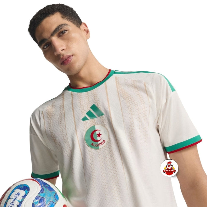 Jugador con camiseta de fútbol Argelia blanca, balón, fondo blanco, Reino del Futbol