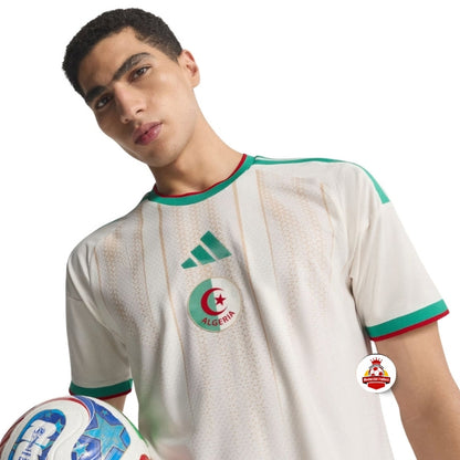 Jugador con camiseta de fútbol Argelia blanca, balón, fondo blanco, Reino del Futbol