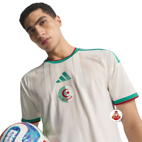 Jugador con camiseta de fútbol Argelia blanca, balón, fondo blanco, Reino del Futbol