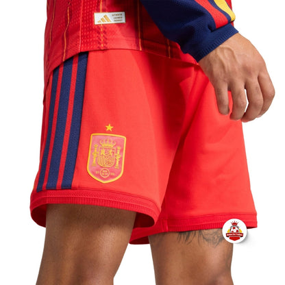 Short de la selección España rojo Adidas con escudo, detalle Reino del Futbol