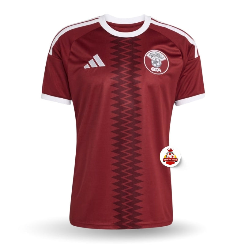 Camiseta de fútbol Qatar roja con detalles blancos, escudo QFA, exclusiva Reino del Futbol