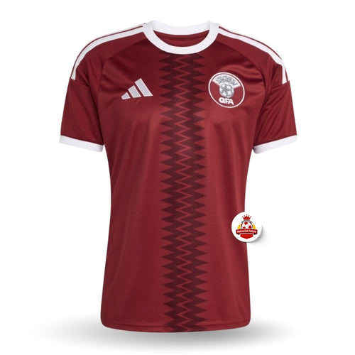 Camiseta de fútbol Qatar roja con detalles blancos, escudo QFA, exclusiva Reino del Futbol
