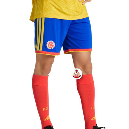 Short azul y medias rojas de uniforme fútbol Colombia, logo Reino del Futbol visible.