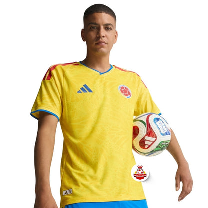 Jugador con camiseta amarilla de Colombia y balón de fútbol, fondo blanco, Reino del Futbol