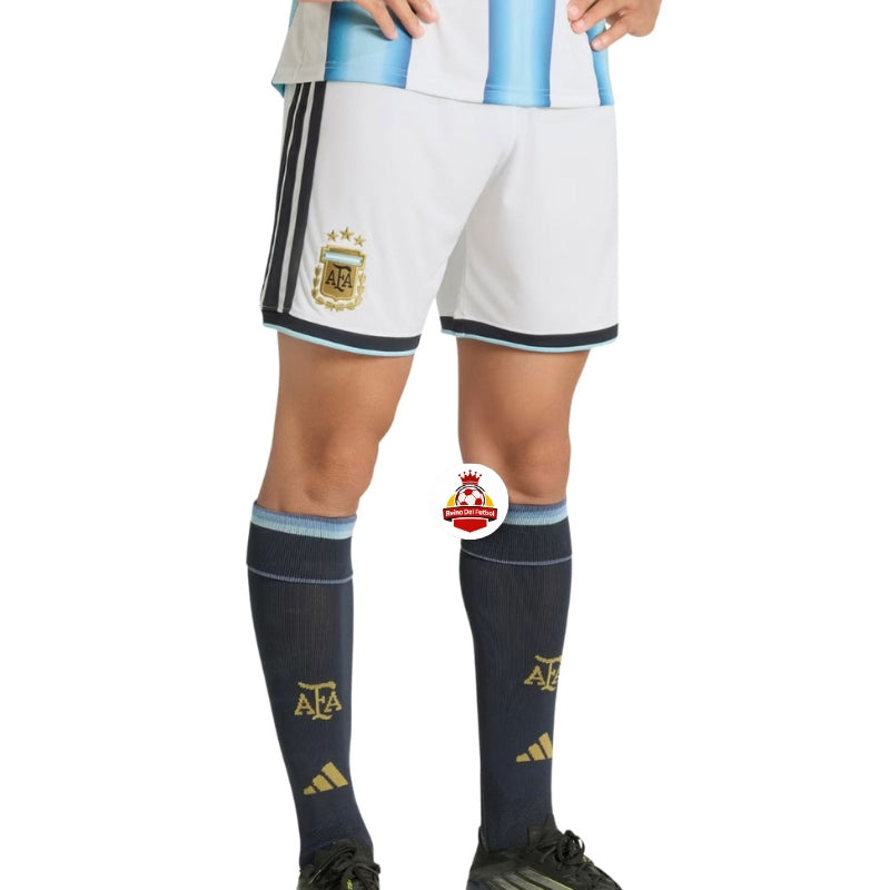 Niño con uniforme de fútbol Argentina, medias azul marino, logo AFA, Reino del Futbol