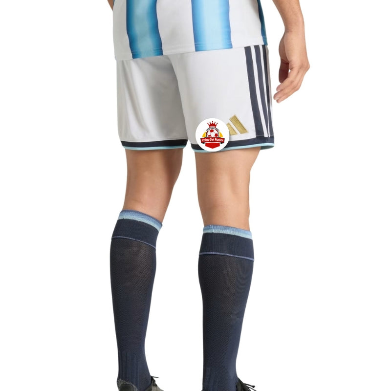 Vista trasera de uniforme de futbol, shorts blancos y medias azules, Reino del Futbol