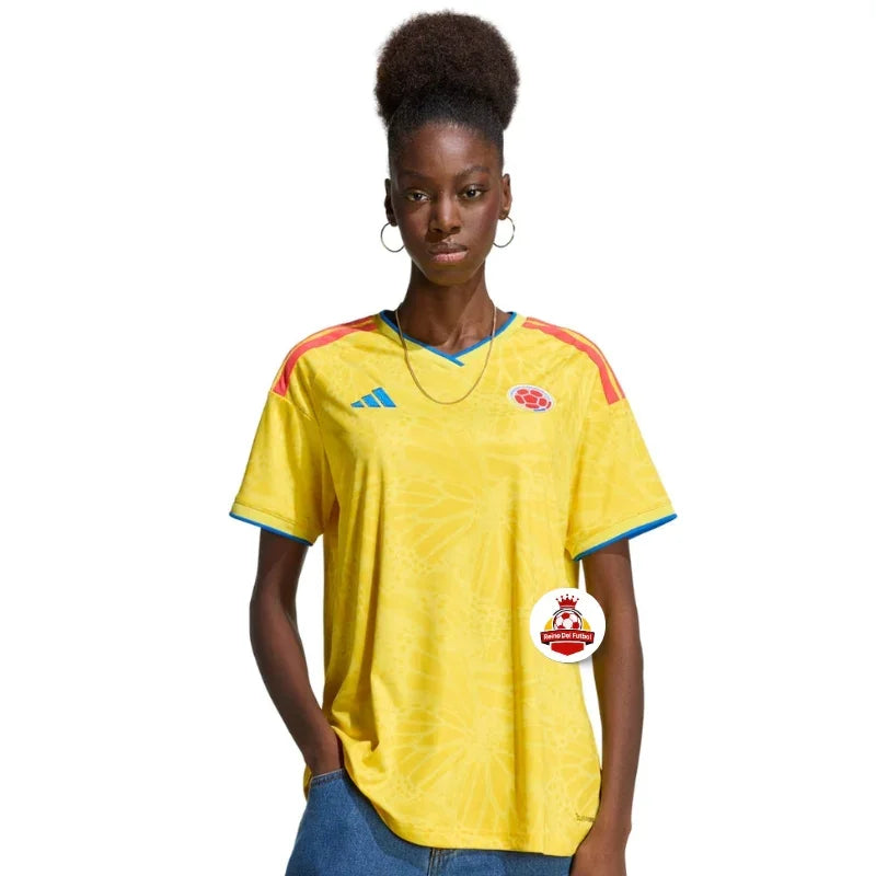 Mujer con camiseta amarilla de la selección Colombia, Reino del Futbol, fondo blanco