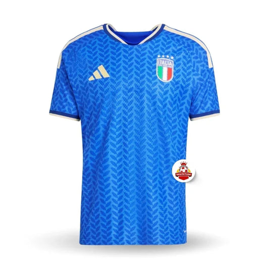 Camiseta de fútbol Italia azul con escudo y logo Adidas, fondo blanco, Reino del Futbol