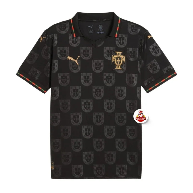 Camiseta negra Portugal fútbol, escudo dorado, detalles Puma y motivos de escudo, Reino del Futbol.