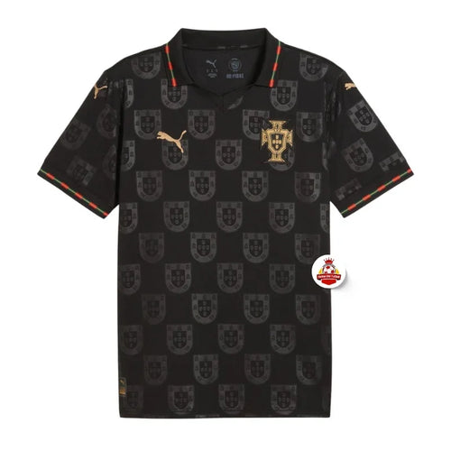 Camiseta negra Portugal fútbol, escudo dorado, detalles Puma y motivos de escudo, Reino del Futbol.