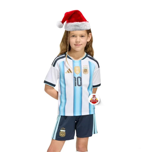 Niña con gorro de Navidad y uniforme Argentina 10, fondo blanco, Reino del Futbol