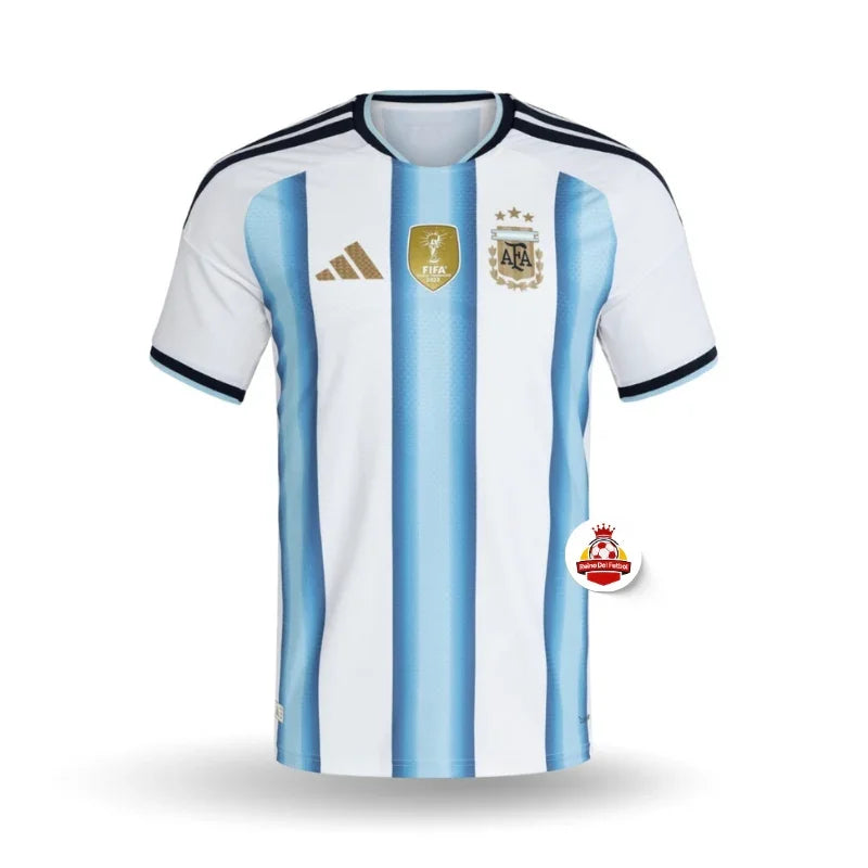 Camiseta oficial de la selección Argentina de fútbol, blanca con franjas celestes, logo FIFA y AFA, en Reino del Futbol.