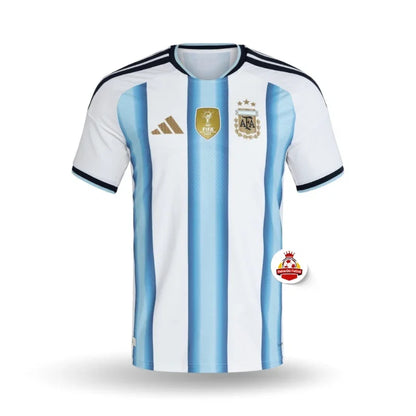 Camiseta oficial de la selección Argentina de fútbol, blanca con franjas celestes, logo FIFA y AFA, en Reino del Futbol.