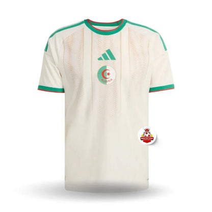 Camiseta de fútbol blanca de la selección de Argelia, detalles verdes, logo Reino del Futbol