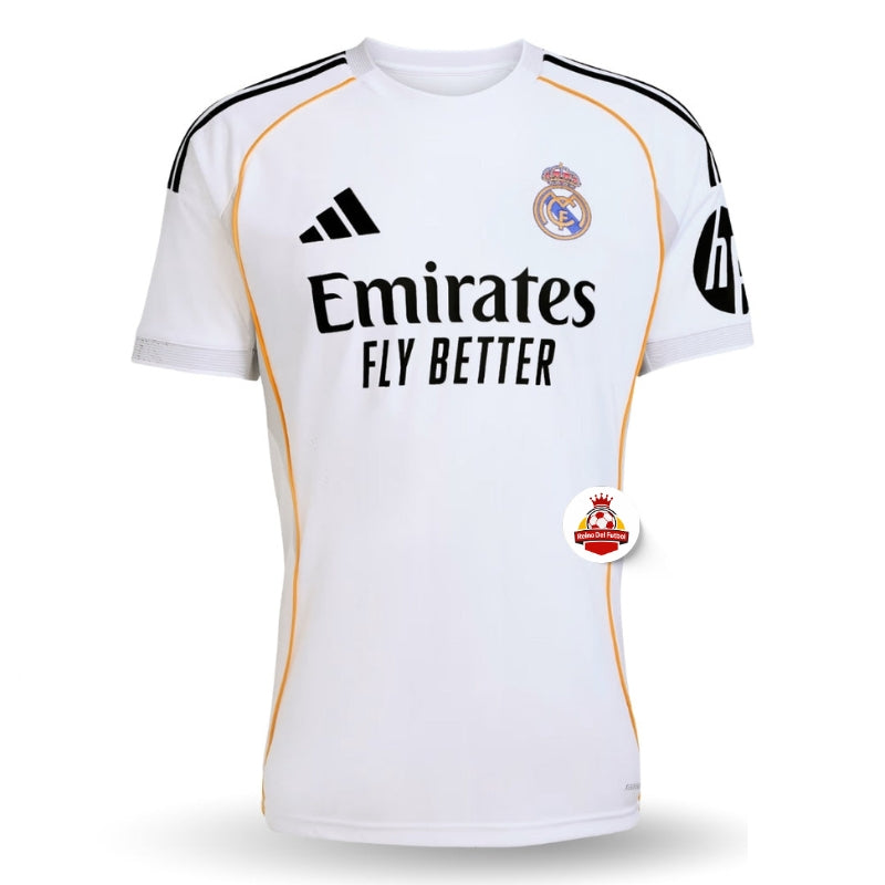 Camiseta de fútbol blanca Real Madrid con logo Adidas y patrocinador Emirates, en Reino del Futbol