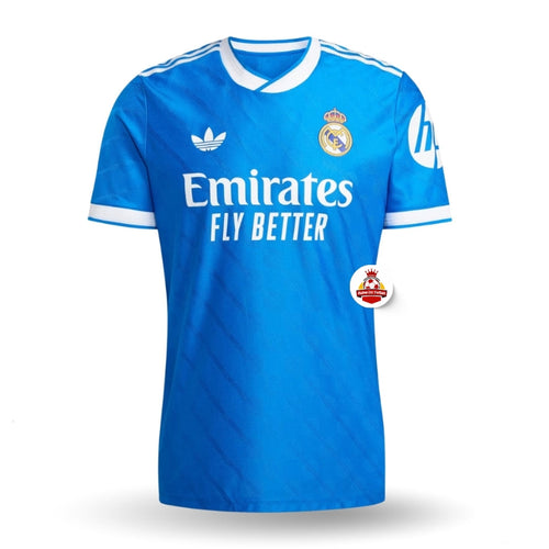 Camiseta azul Real Madrid 2024 con logo adidas, sponsor Emirates y escudo Reino del Futbol