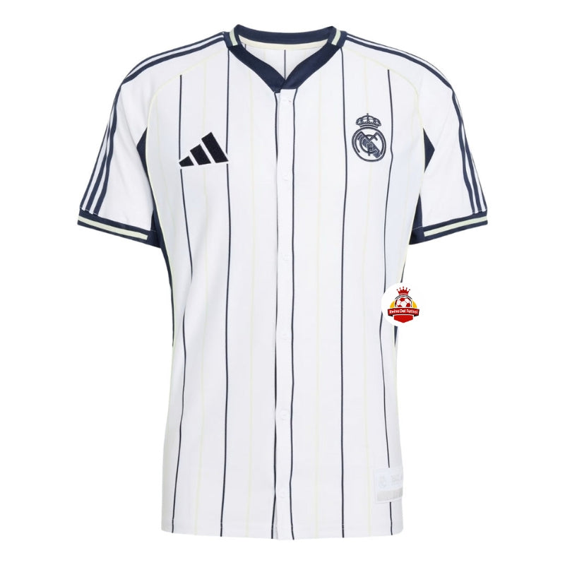 Camiseta de fútbol blanca con rayas negras, logo de Real Madrid y detalles de Reino del Futbol.