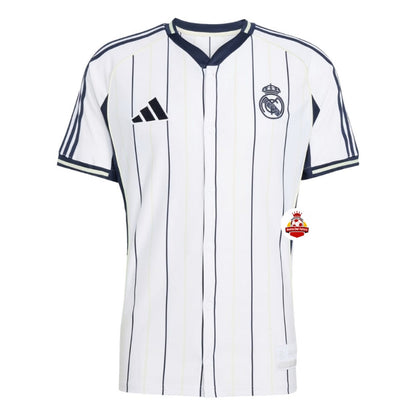 Camiseta de fútbol blanca con rayas negras, logo de Real Madrid y detalles de Reino del Futbol.