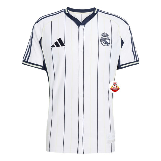 Camiseta de fútbol blanca con rayas negras, logo de Real Madrid y detalles de Reino del Futbol.