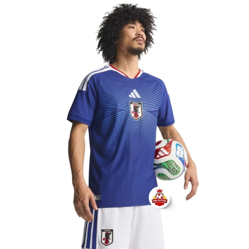 Jugador de fútbol con uniforme azul de la selección de Japón y balón, Reino del Futbol