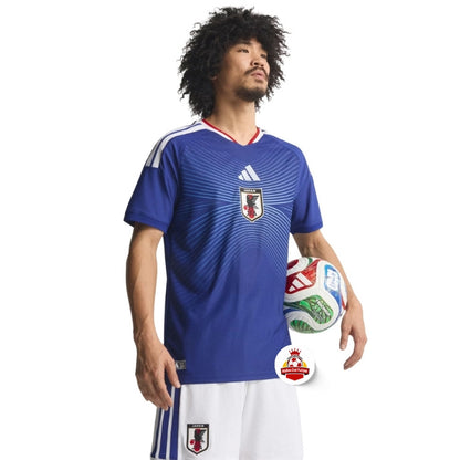 Jugador de fútbol con uniforme azul de la selección de Japón y balón, Reino del Futbol